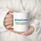 Die 330ml Tasse von Grosse Nova mit Logo und dem Slogan "Grosse Momente. Perfekt gedruckt."