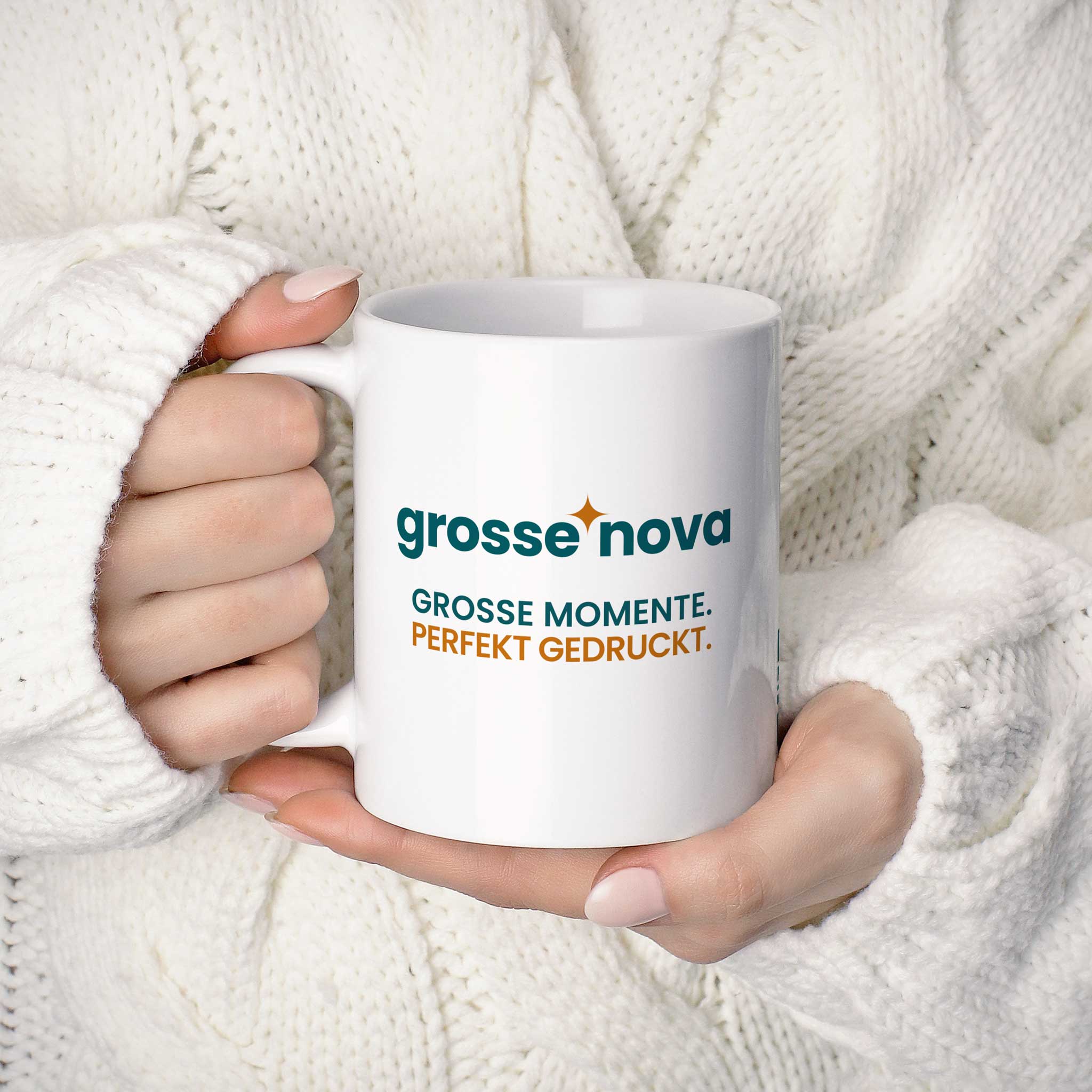 Die 330ml Tasse von Grosse Nova mit Logo und dem Slogan "Grosse Momente. Perfekt gedruckt."
