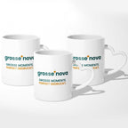 Drei Tassen mit Herzhenkel von Grosse Nova mit Logo und dem Slogan "Grosse Momente. Perfekt gedruckt."