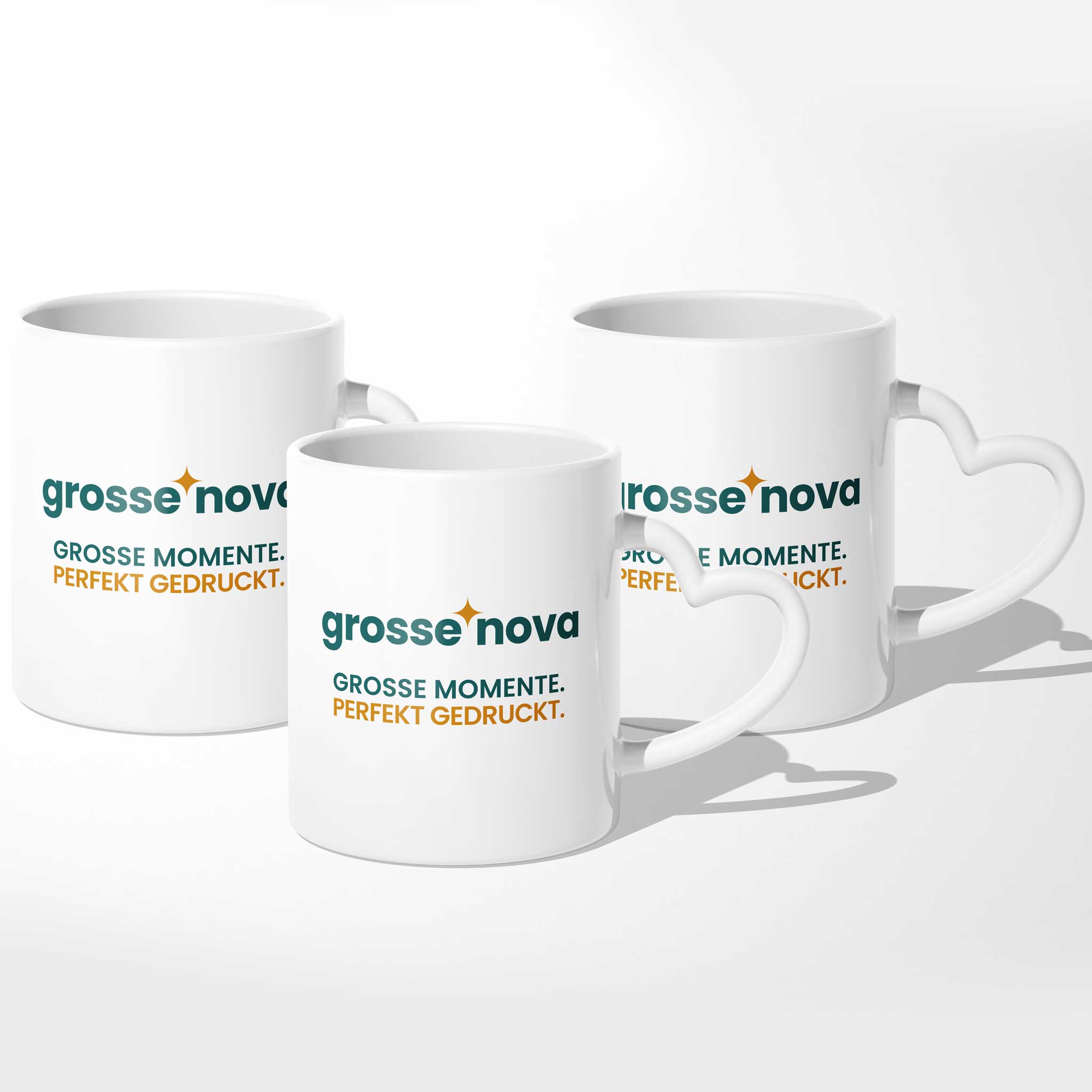 Drei Tassen mit Herzhenkel von Grosse Nova mit Logo und dem Slogan "Grosse Momente. Perfekt gedruckt."