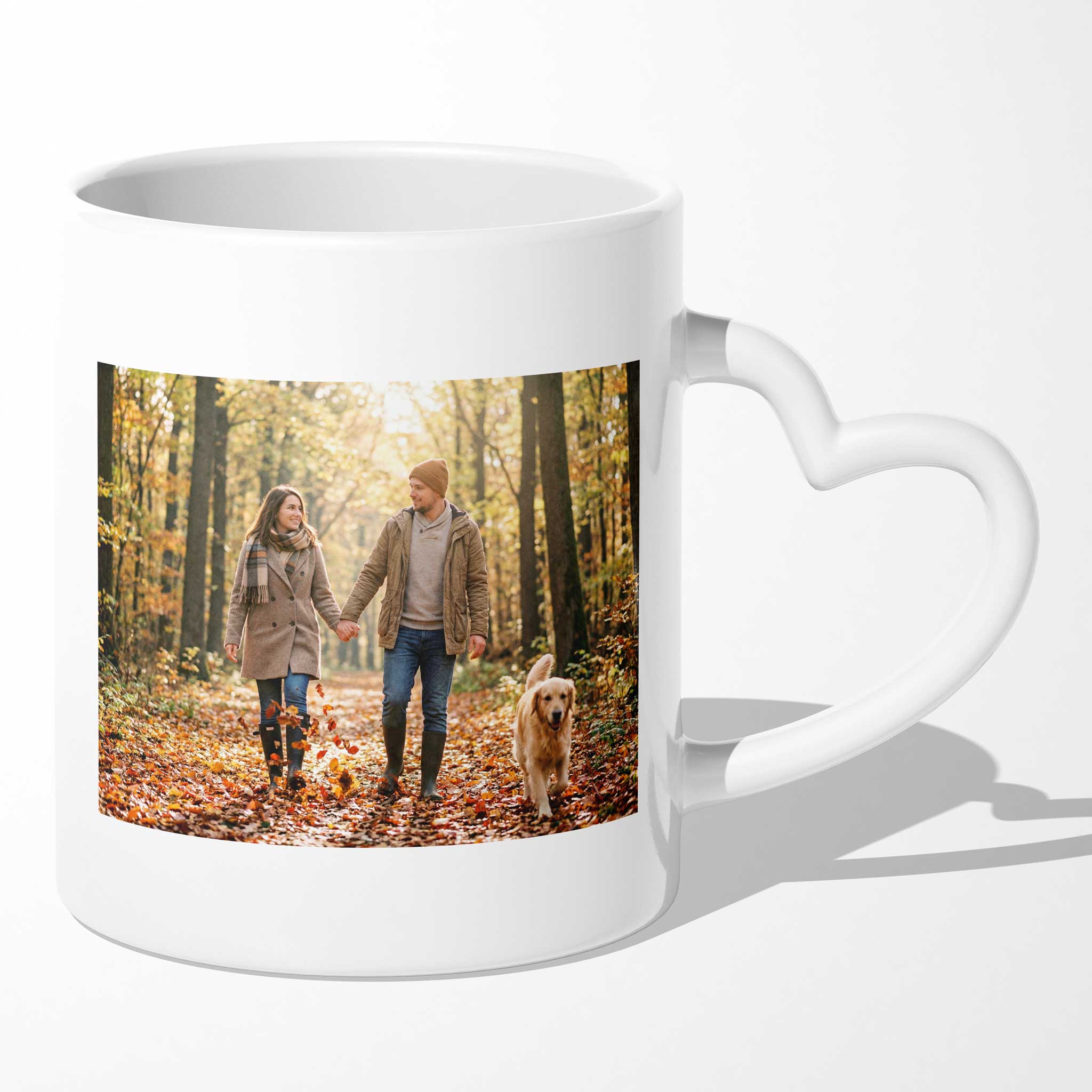 Grosse Nova Tasse mit Herzhenkel und einem gedruckten Foto im Querformat von einem Pärchen beim Spaziergang im Herbstlaub.