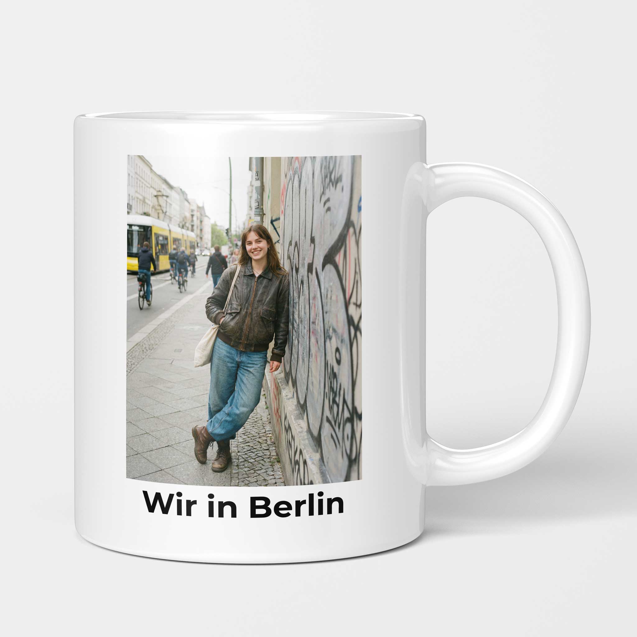 Fototasse von Pictacor mit einer jungen Frau in Berlin als Erinnerung.