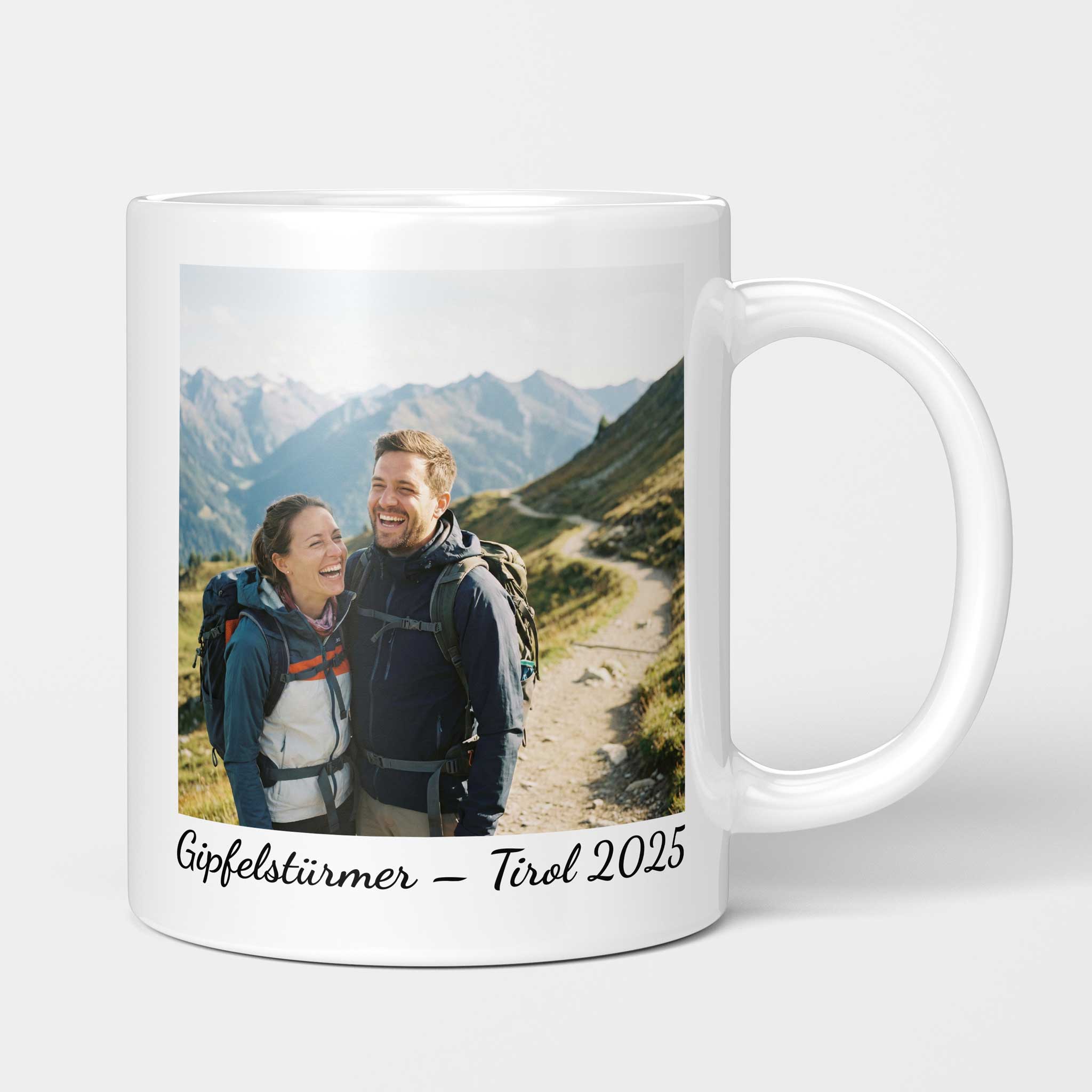 Grosse Nova Fototasse mit einem Erinerungsfoto im Quadrat von einem Paar und ihrem letzten Tirol Urlaub.