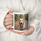 Frau mit weißem Pulli hält eine mit einem Hund personalisierte Tasse von Grosse Nova  in der Hand. 