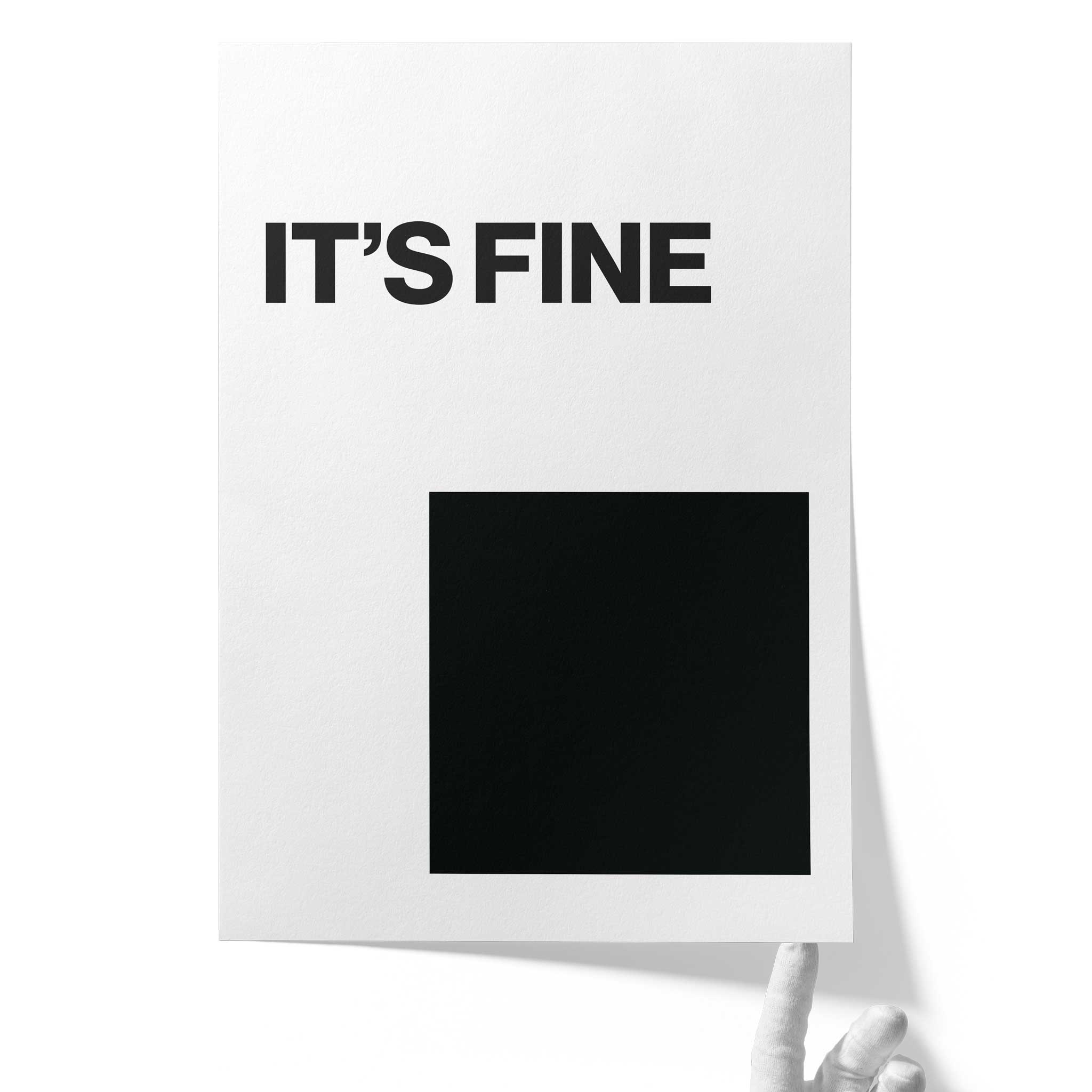 Weißes Fine‑Art‑Papier auf Hahnemühle Photo Rag 308, unten von einer Hand gehalten, oben der typografische Satz „IT’S FINE.“ in fetter schwarzer Schrift, darunter ein großes zentriertes schwarzes Quadrat.