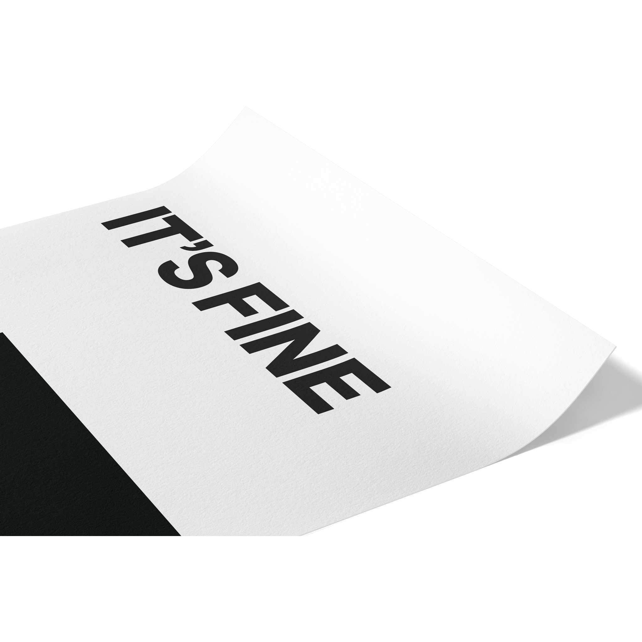 Weißes Fine‑Art‑Papier auf Hahnemühle Photo Rag 308 mit dem typografischen Satz „IT’S FINE.“ in fetter schwarzer Schrift; das Blatt ist leicht gekrümmt, der untere Bildbereich zeigt eine dunkle Fläche.