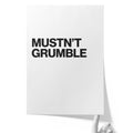 Weißes Fine‑Art‑Papier auf Hahnemühle Photo Rag 308, unten von einer Hand gehalten, bedruckt mit dem typografischen Satz „MUSTN’T GRUMBLE.“ in fetter schwarzer Schrift.