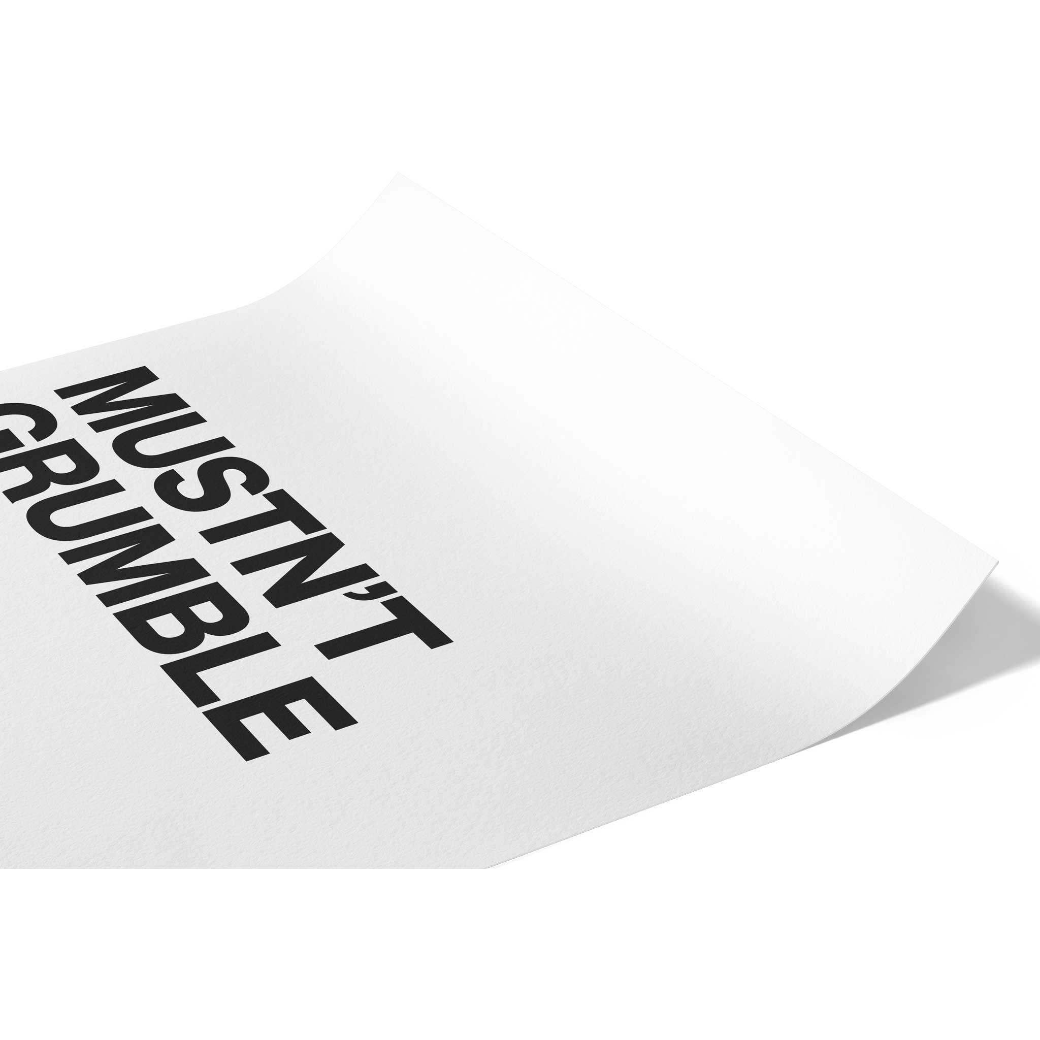 Weißes, leicht gewölbtes Fine‑Art‑Papier auf Hahnemühle Photo Rag 308 mit dem typografischen Satz „MUSTN’T GRUMBLE.“ in fetter schwarzer Schrift auf minimalistischem Hintergrund.
