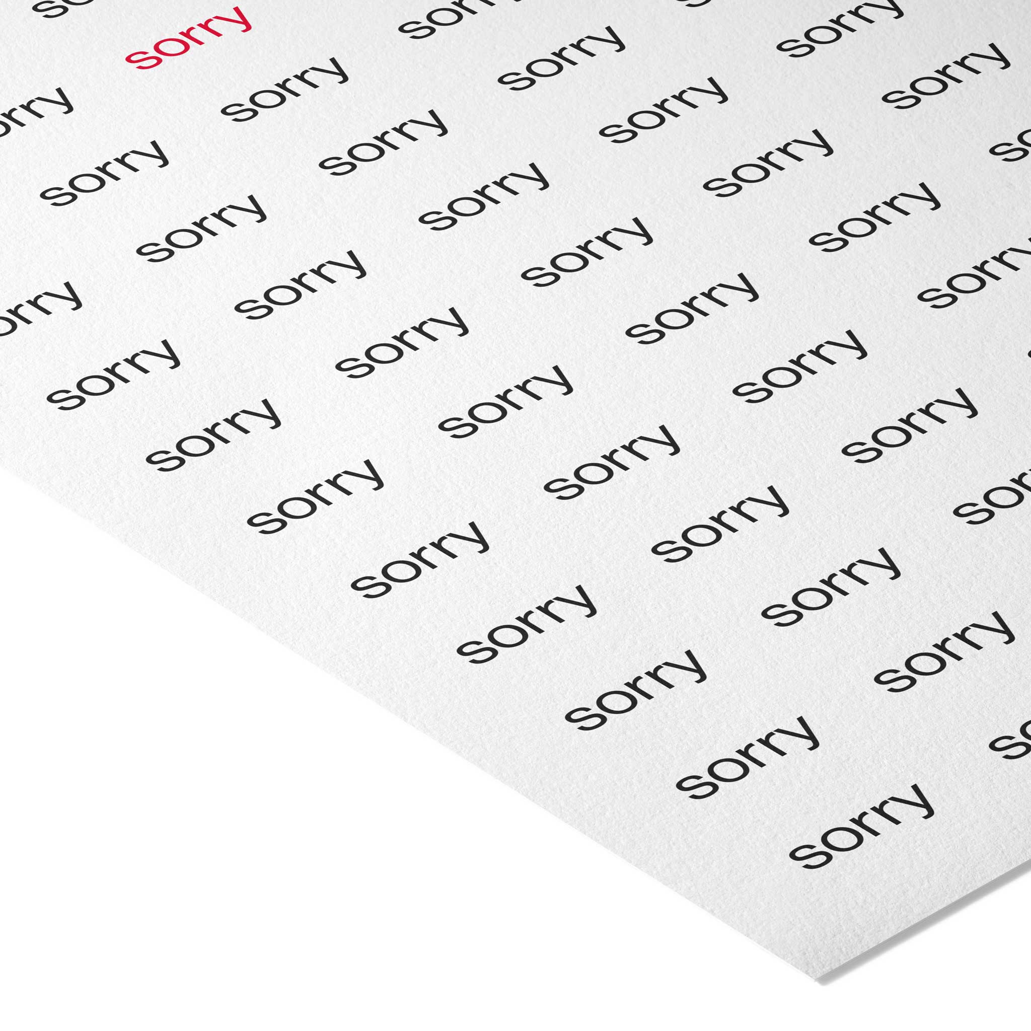 Weißes Fine‑Art‑Papier auf Hahnemühle Photo Rag 308, bedruckt mit einem regelmäßigen Raster aus dem Wort „sorry“ in Schwarz; ein einzelnes „sorry“ in Rot sticht im oberen linken Bereich hervor.
