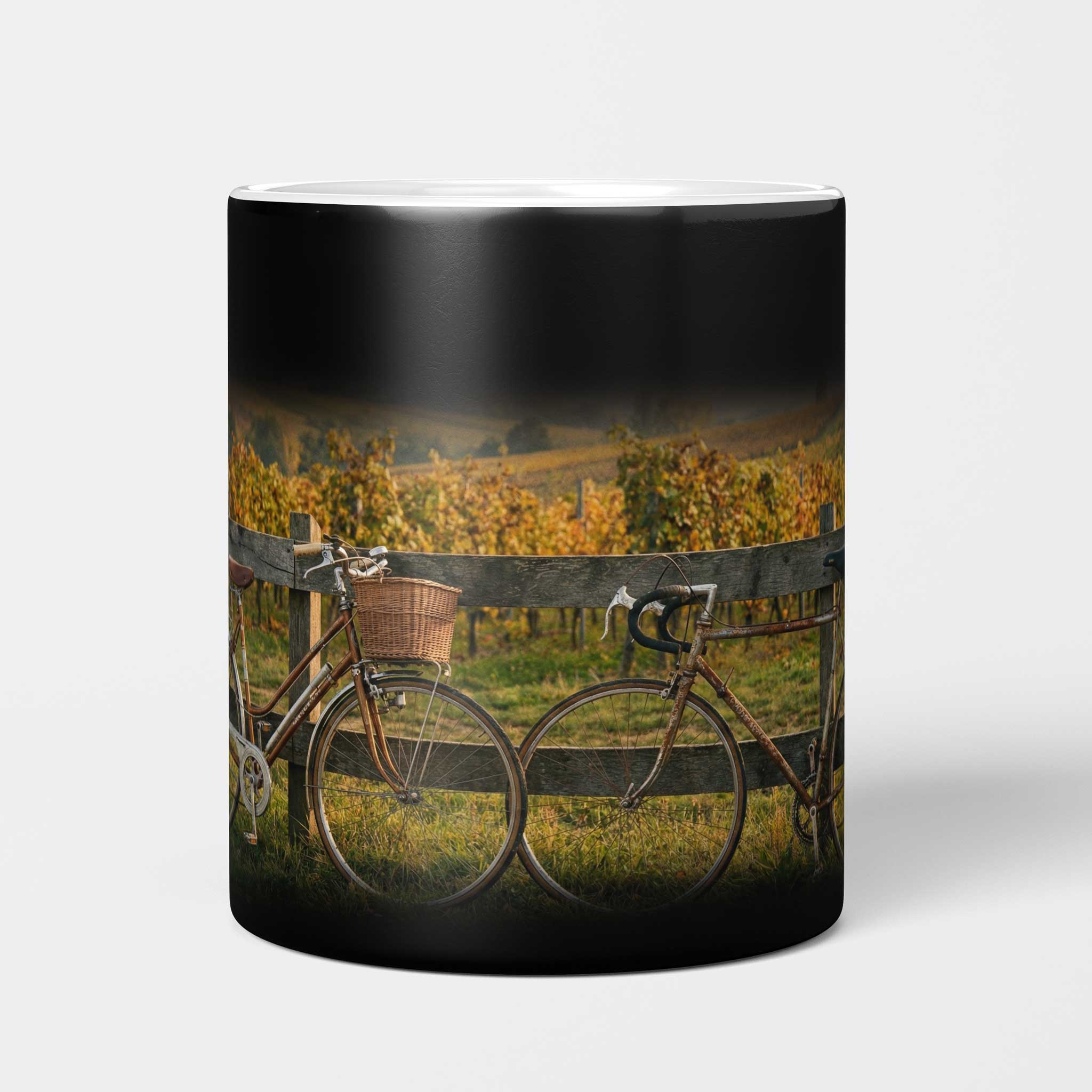 Zaubertasse von Grosse Nova mit einem Breitbild Bild von 2 Fahrrädern vor einem Weinberg.